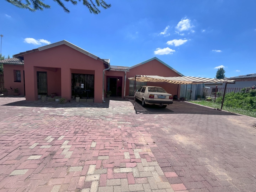 3 Bedroom Property for Sale in Lourierpark Free State